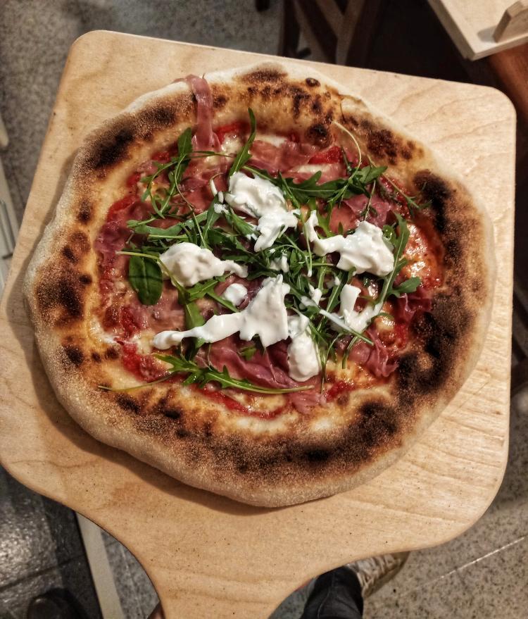 Pizza mit Hohem Rand und Langer Gärung