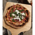 Pizza con cornicione alto con pasta madre chenabura