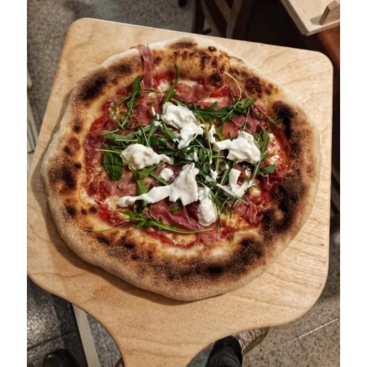 Pizza con cornicione alto con pasta madre chenabura